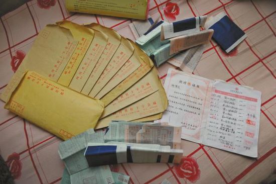 廖弟友捐款后保存的部分收據(jù)。