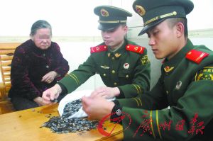 手機(jī)內(nèi)存卡因體積小、價值高，成為水客走私的“新寵”。圖為邊防官兵正在清點走私物品。