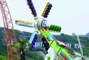 3月28日零點(diǎn)剛過幾分鐘，上海迪士尼6月16日開園日的門票就宣告售罄，巨大的訪問量一度導(dǎo)致票務(wù)系統(tǒng)出現(xiàn)間歇性故障，被網(wǎng)友調(diào)侃“激烈程度堪比春運(yùn)”。網(wǎng)上甚至有“黃?！睂⒁粡堥_園門票炒到幾千元。