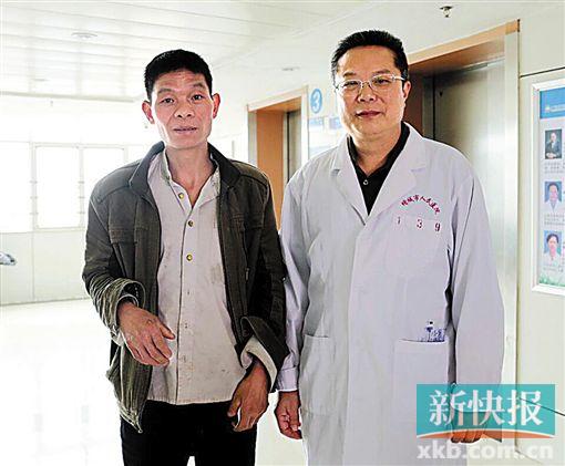 黃式水與增城區(qū)人民醫(yī)院醫(yī)生合影。 通訊員供圖