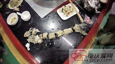 拼出魚骨，推斷魚沒(méi)有3斤8兩。 本報(bào)記者 平索茜 攝