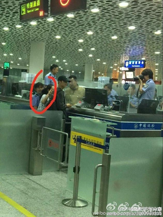 網(wǎng)友在得知此事后，紛紛炮轟上傳照片的人，認(rèn)為該舉動嚴(yán)重侵犯了一人的隱私，涉嫌犯罪