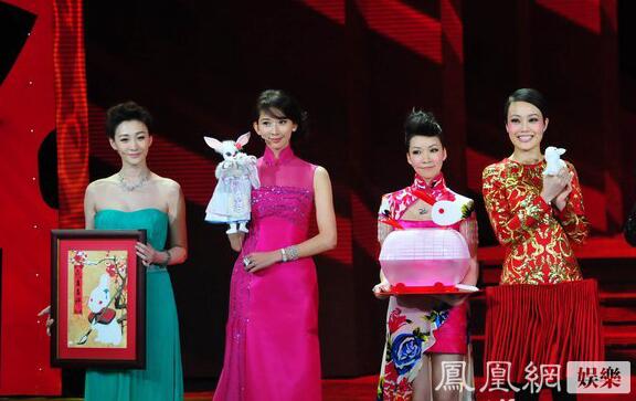 一直覺得長得奇怪的景甜，跟劉天仙的合影，竟然還不錯。