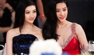 除了白，在合影中還有另外一個制勝法寶，就是——高。