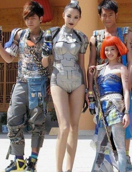 在張梓琳面前，章子怡的胸才到人家腰線的位置……