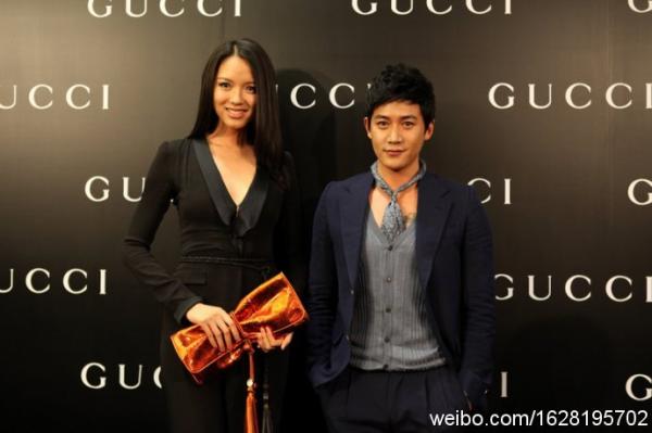 最右竟然是何韻詩，信號滿格……