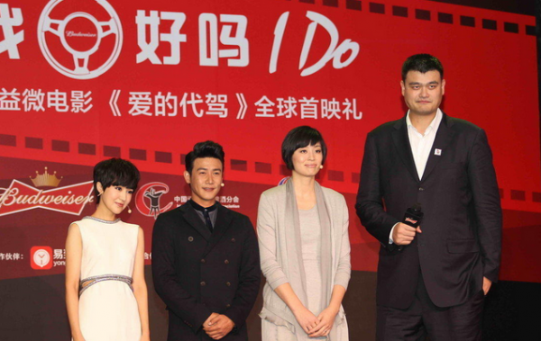 易建聯(lián)與姚明的合影本來好好的，丁俊暉一出現(xiàn)，立馬變“深V”，心疼小暉一秒