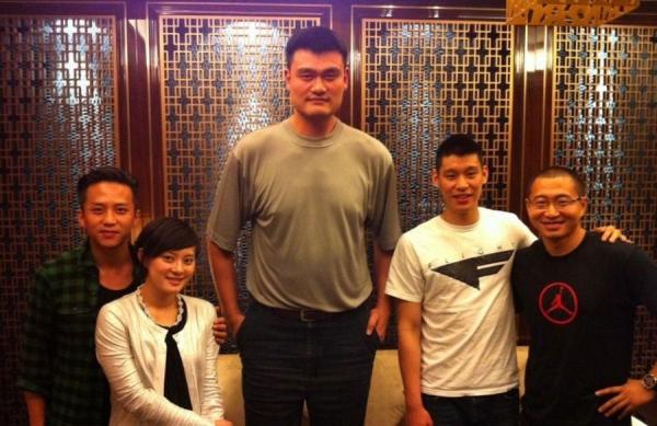 姚明+曾志偉，心疼兩人的脖子……