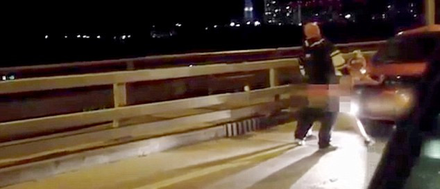 當過往司機發(fā)現(xiàn)這對夫婦在立交橋上的奧迪汽車引擎蓋上“嘿咻”時，許多人靠邊停車觀看。（視頻截圖）