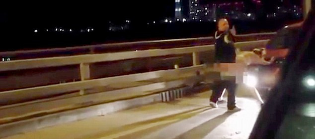 許多人拍攝到這對夫婦在引擎罩上“表達愛意”的方式，而男子甚至轉過頭來看鏡頭。（視頻截圖）