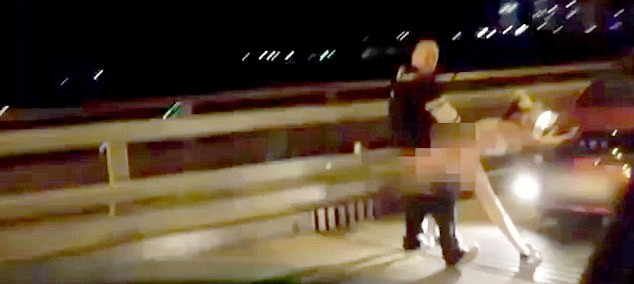 盡管許多人圍觀，但這對夫婦似乎對于露天表演毫不在意。（視頻截圖）