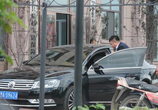 程海濤局長(zhǎng)駕駛的假牌車，停在縣低保局門前