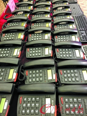 廣東警方展示偵破的跨境電信詐騙案中繳獲的作案電話。