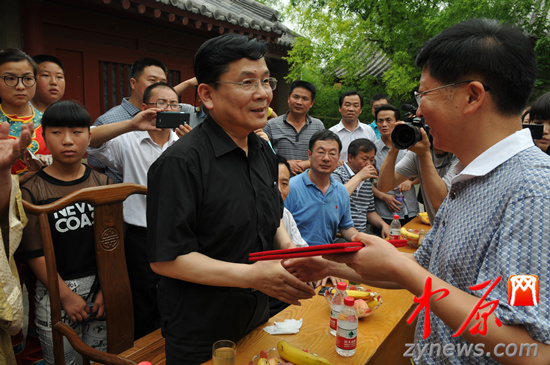 余光中、汪國(guó)真做客杜甫故里 共話詩(shī)圣家國(guó)情懷