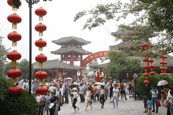 盡管高溫來襲 清明上河園內游客依舊絡繹不絕 盡管高溫來襲 清明上河園內游客依舊絡繹不絕