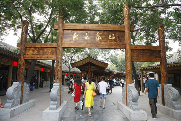 游客在清明上河園內的東京食坊用餐 游客在清明上河園內的東京食坊用餐