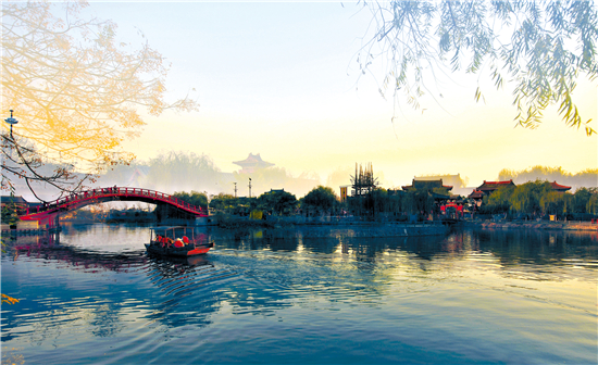 清明上河園風(fēng)光綺麗——游客們“一朝步入畫卷,一日夢回千年” 清明上河園風(fēng)光綺麗——游客們“一朝步入畫卷,一日夢回千年”