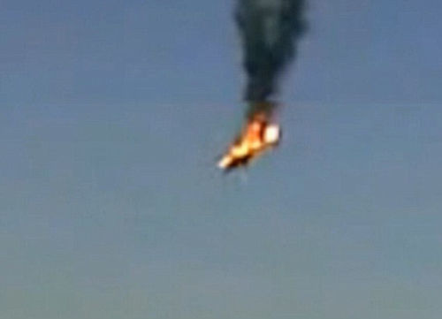 照片顯示直升機(jī)在空中被火箭擊中著火，然后墜落地面