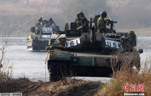 　資料圖：2011年11月2日，韓國(guó)軍隊(duì)在首爾東南100公里的驪州進(jìn)行軍事演習(xí)。