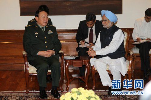 9月4日，在印度首都新德里的總理府，印度總理曼莫漢·辛格（右）會見中國國務(wù)委員兼國防部長梁光烈。