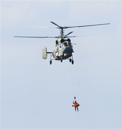 演習(xí)中，搜救直升機(jī)營救“落水人員”