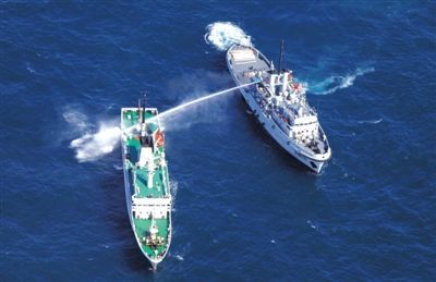 昨日，東海某海域，東海艦隊(duì)拖船使用高壓水炮為地方執(zhí)法船滅火