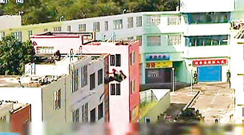 解放軍駐港部隊從屋頂游繩攻入建筑物。圖片來源：香港《文匯報》