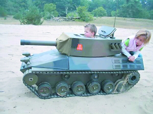 為了讓3歲兒子玩得拉風(fēng)，荷蘭父親9個(gè)月時(shí)間造了這輛坦克。