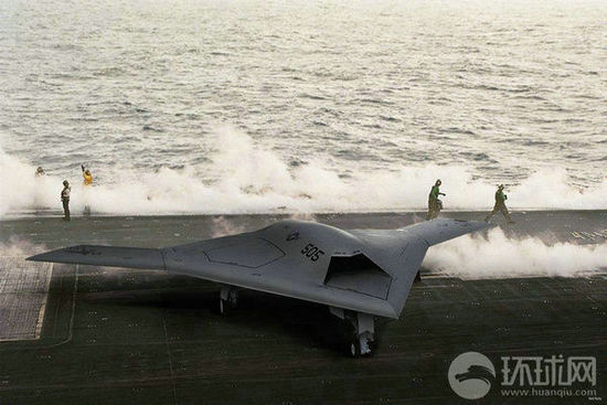 資料圖：X-47B無人機在林肯號航母上進行系統(tǒng)連接測試。