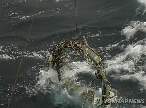 韓國防部23日表示，于本月21日又打撈了三塊朝鮮遠(yuǎn)程火箭“銀河3”號(hào)的殘骸，打撈地點(diǎn)在之前打撈一級(jí)火箭氧化劑桶附近1-2公里海域內(nèi)。（圖片來源：韓聯(lián)社）