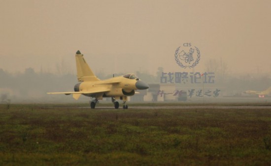 　網(wǎng)友拍攝到的殲-10B戰(zhàn)機試飛照