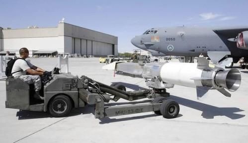 資料圖：美軍嘗試將“X-51 Wave Rider”飛行器掛在一架“B-52”轟炸機(jī)下，發(fā)射升空。