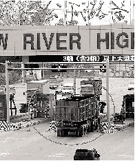 一輛6軸大貨車闖關(guān)上橋 一輛6軸大貨車闖關(guān)上橋