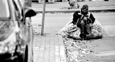 她靠在裝滿樹葉的大袋子上瞇了一會(huì)。