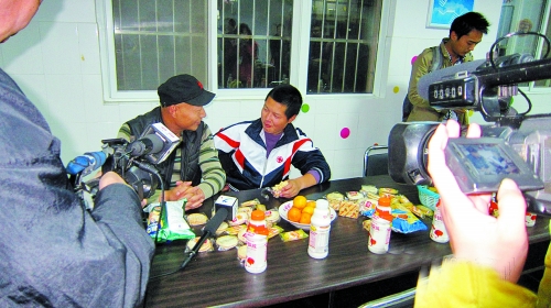 父子洛陽團(tuán)聚 父子洛陽團(tuán)聚