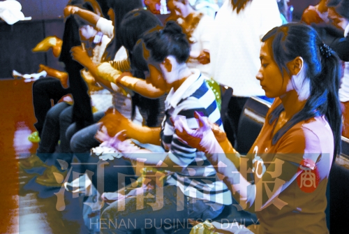 演出前,她們仔細(xì)檢查每一處細(xì)節(jié) 演出前,她們仔細(xì)檢查每一處細(xì)節(jié)