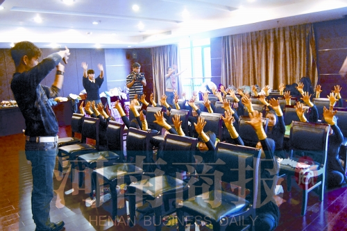 上場(chǎng)前,編導(dǎo)老師幫她們訓(xùn)練 上場(chǎng)前,編導(dǎo)老師幫她們訓(xùn)練