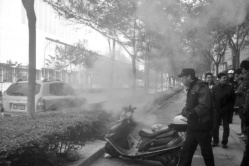 暖氣管爆裂，熱水熱氣從花壇中噴出。