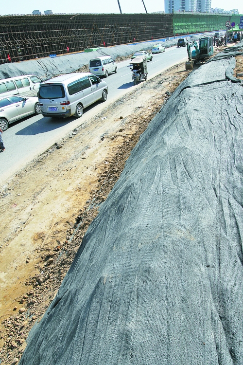 豐樂路與北三環(huán)交叉口，修路的土被歸置得整整齊齊，并用黑網(wǎng)覆蓋，既保暢通又避免了揚塵。
