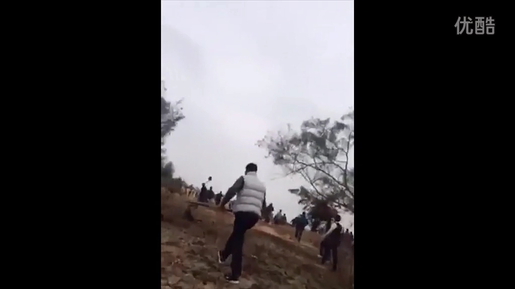 廣東退休官員修墓被指破壞鄰居祖墳風(fēng)水，雙方百人火拼現(xiàn)槍聲