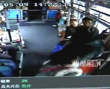 監(jiān)拍女乘客公交車內持刀砍人 駕駛員及時制止