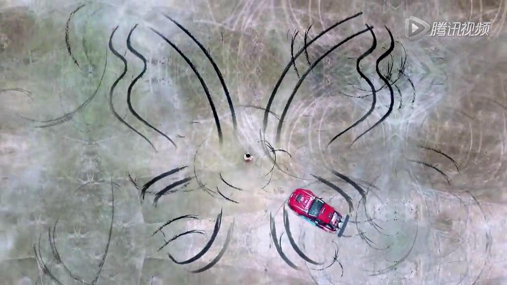 真人版“藤原拓?！崩@美女飄移輪印畫蝴蝶