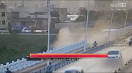 監(jiān)拍?？诃傊荽髽蛑匦涂ㄜ囍苯記_下大橋 司機獲救