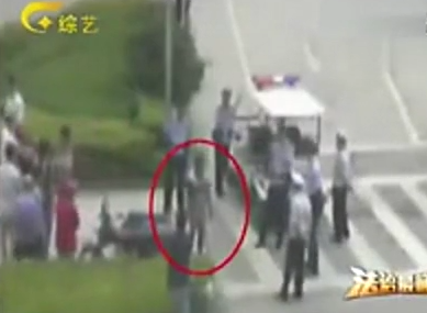 實(shí)拍違法車輛被暫扣 男子脫褲子要挾警察