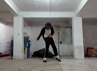 農(nóng)民工也愛邁克杰克遜！地下室模仿MJ經(jīng)典舞步