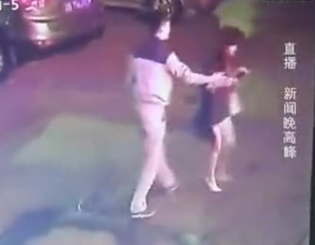 女子深夜搭順風(fēng)車回家 被強(qiáng)拉車內(nèi)搶劫?gòu)?qiáng)奸