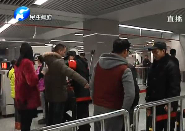 鄭州地鐵“長(zhǎng)蛇陣” 原來因?yàn)檫@個(gè)……