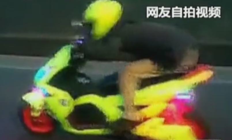 實(shí)拍電動(dòng)車(chē)暴速超車(chē)尼桑