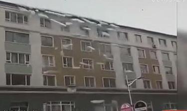 壯觀！樓房變冰雕瀑布