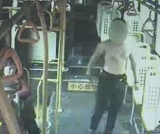 上車光膀子 這是要干啥？